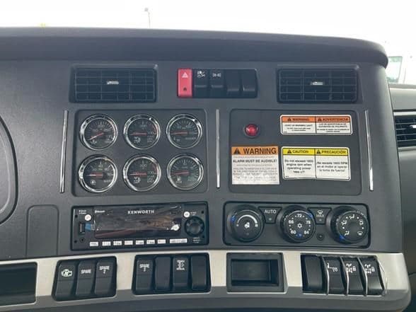 2025 Kenworth T880 image 17