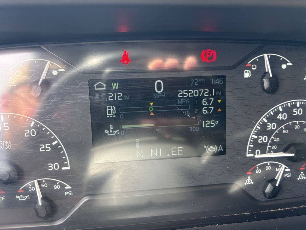 2023 Volvo VNL image 13