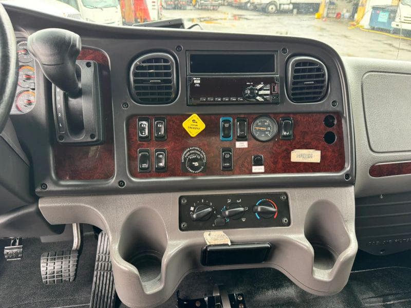 2019 Freightliner M2 106 image 17