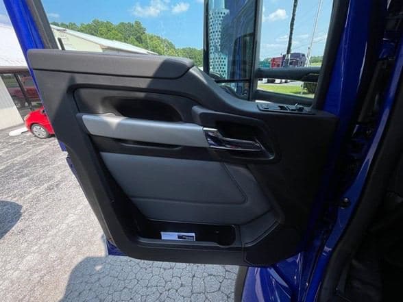 2025 Kenworth T880 image 14