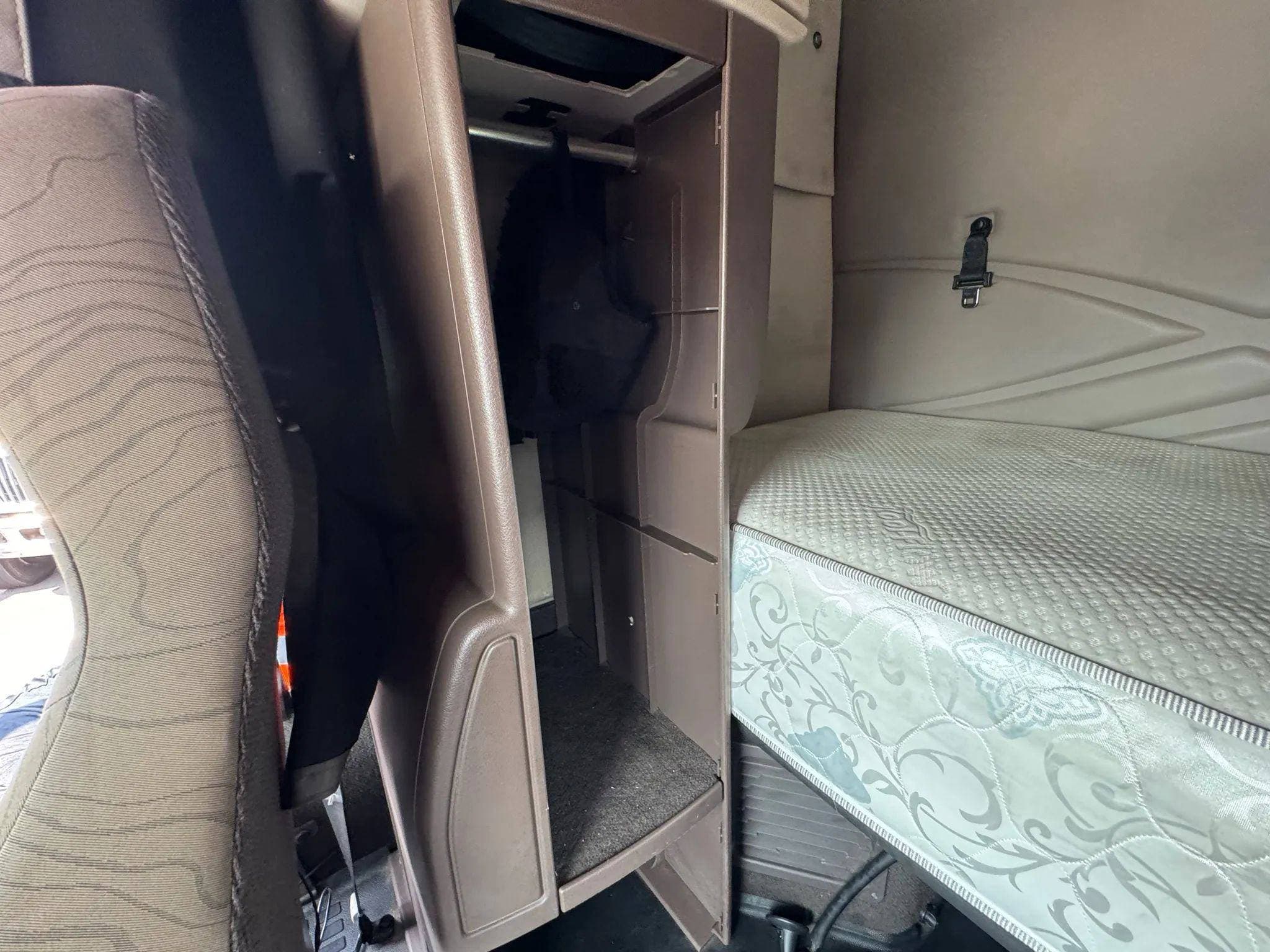 2012 Volvo VNL image 71