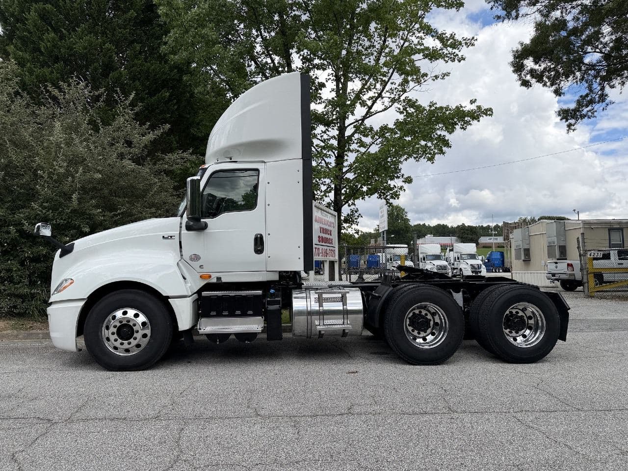 2019 International LT625 image 6