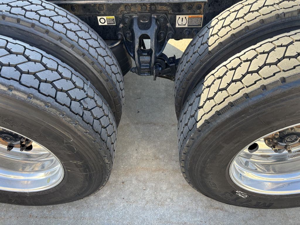 Used 2022 PETERBILT 579 image 4