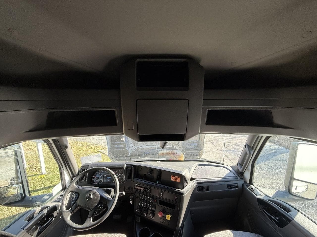 2018 International LT625 image 17