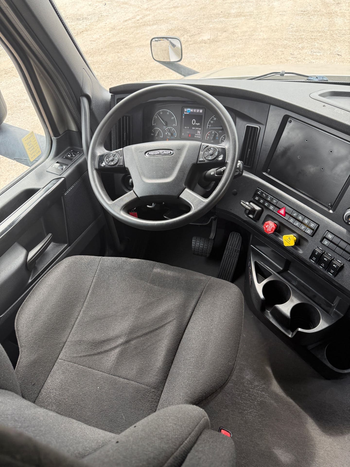 2023 Freightliner - 301k - 455HP - Virgin Tires! image 11