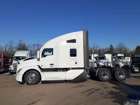 2025 Kenworth T680 image 2