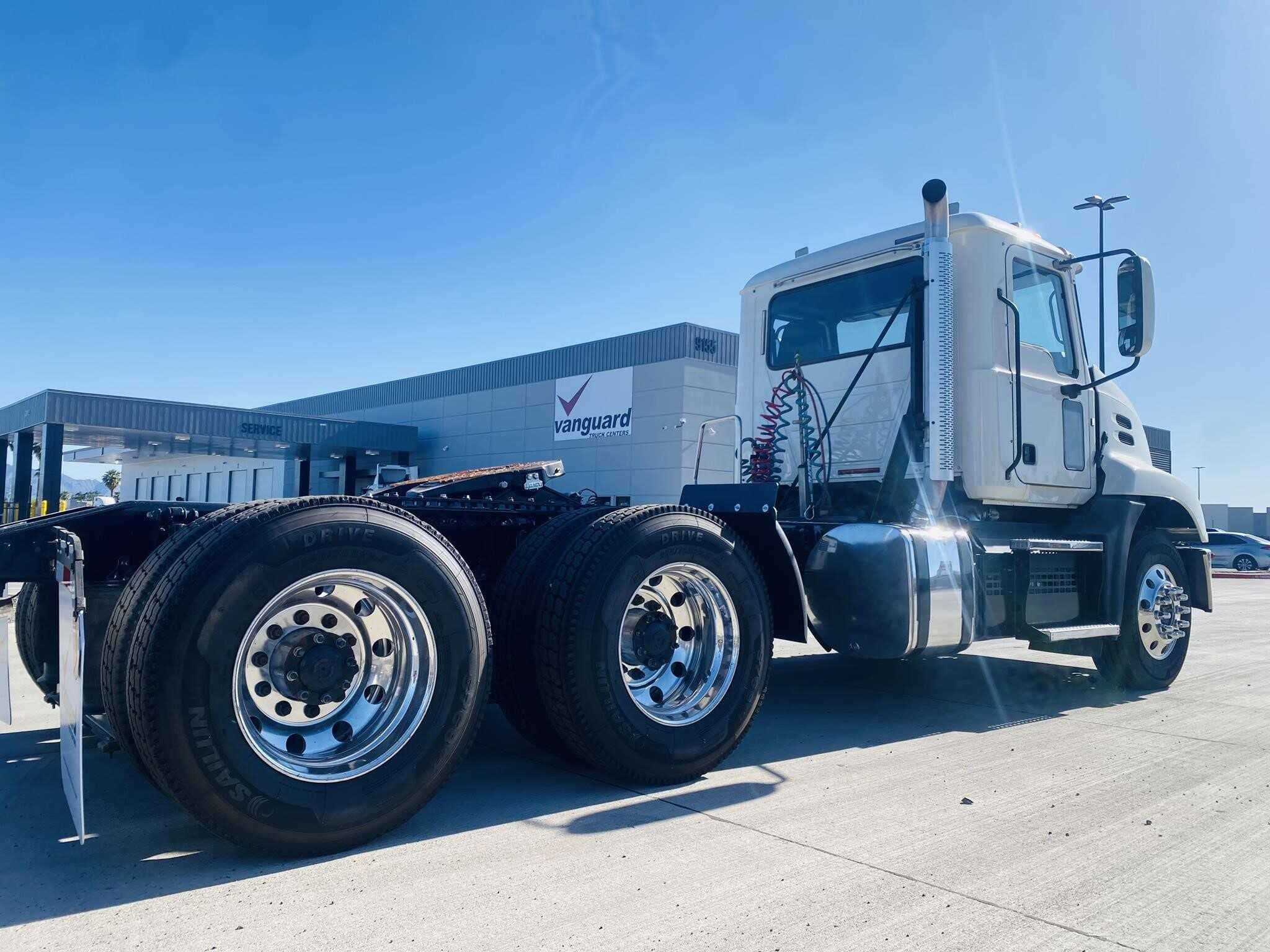 Used 2018 MACK PINNACLE CXU613 Conventional image 4