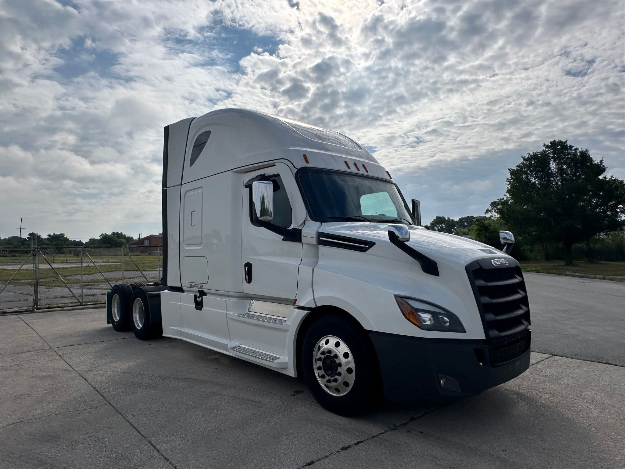 2022 Freightliner Cascadia image 3