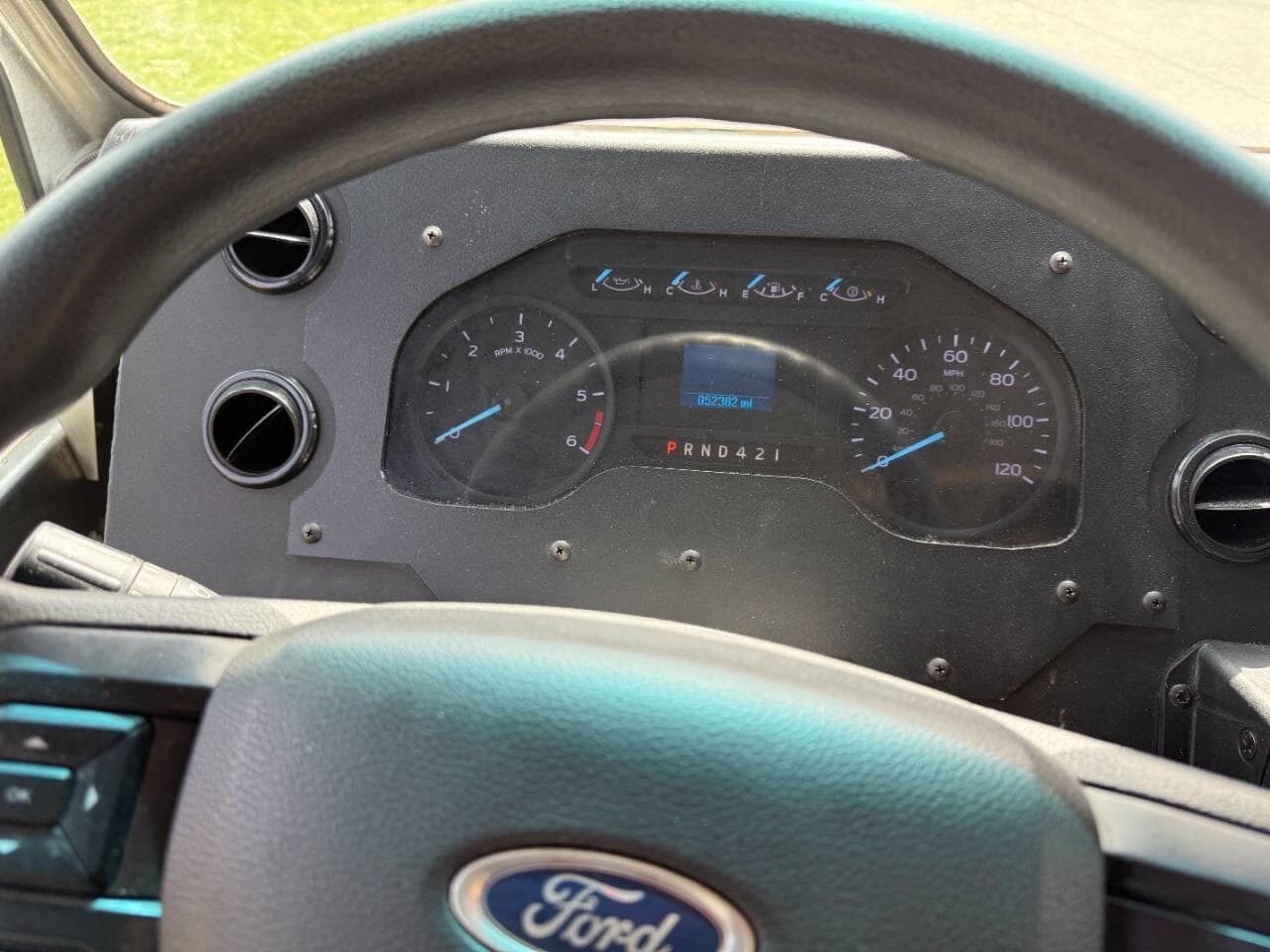 2021 Ford Stripped Chassis image 17