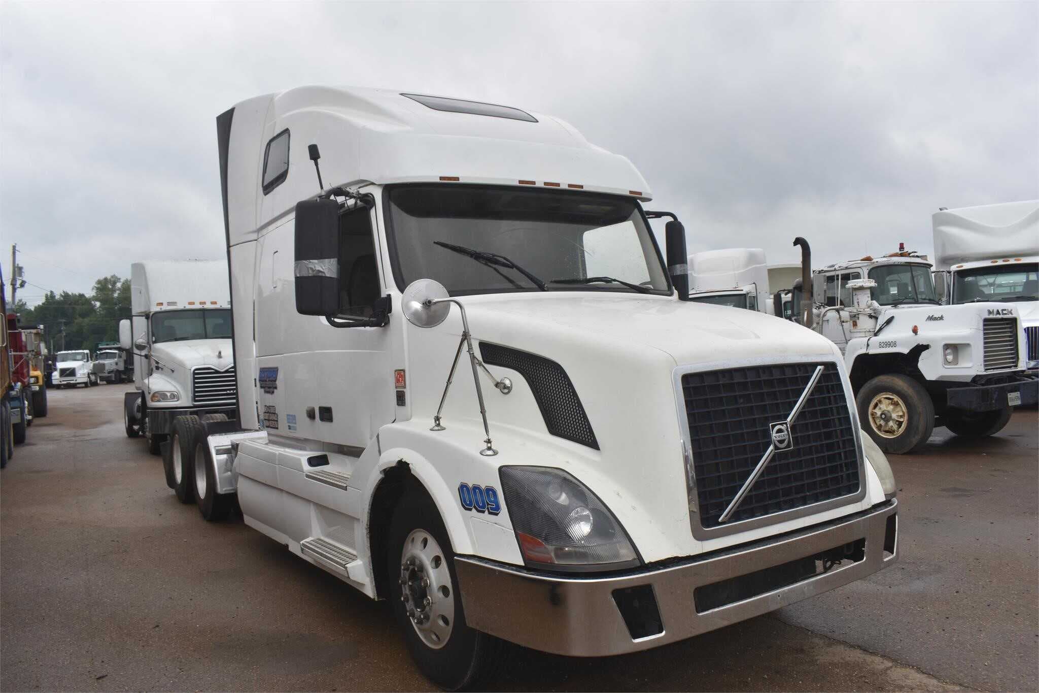 2011 Volvo VNL670 image 1