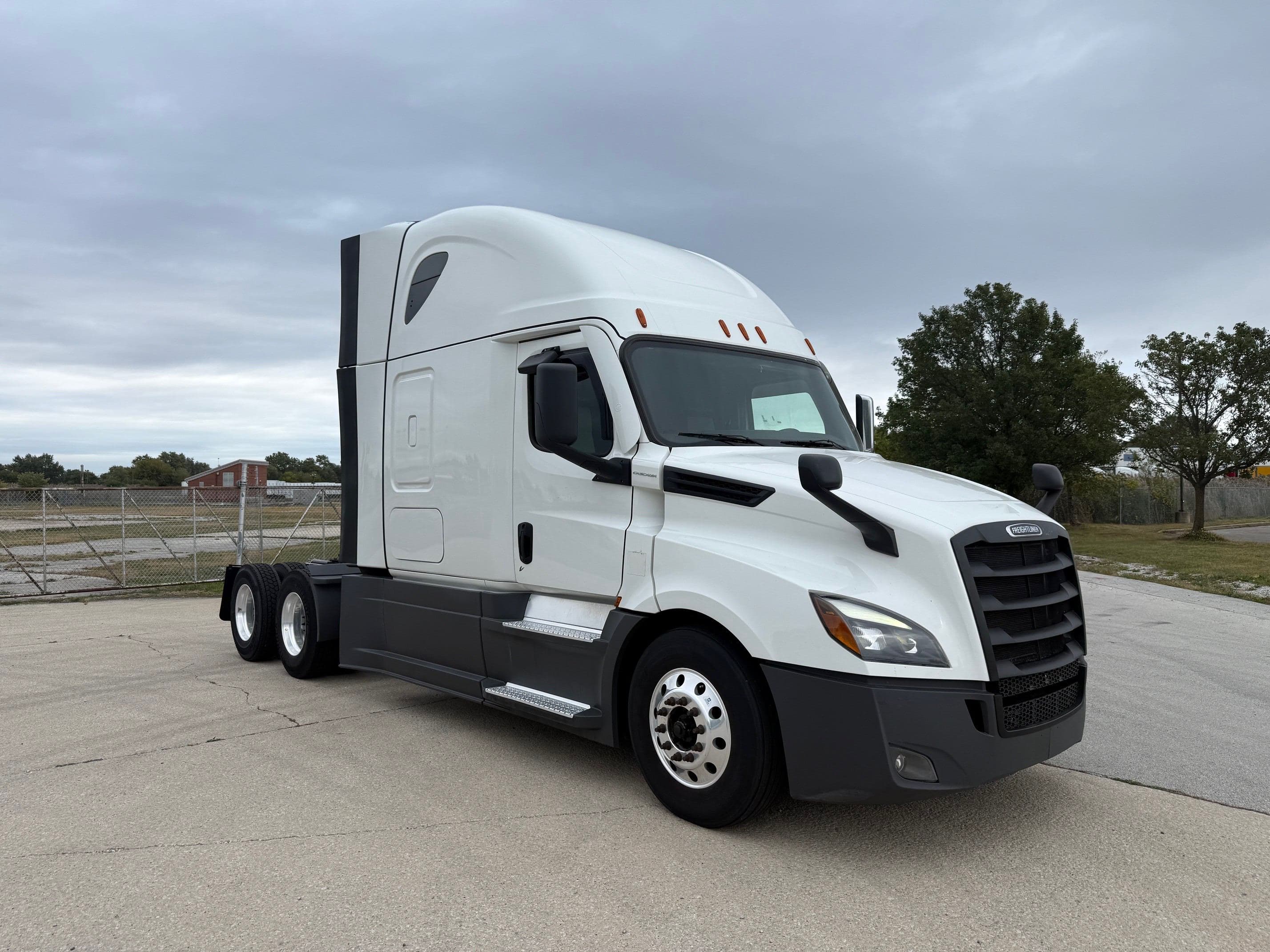 2023 Freightliner Cascadia image 3