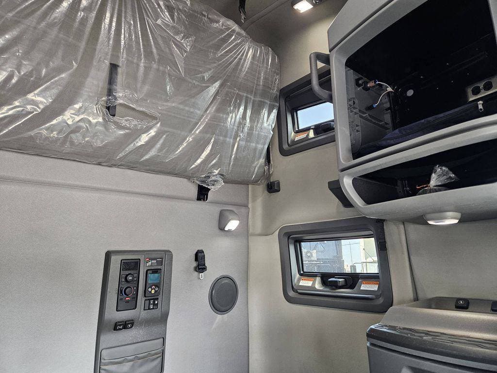 2023 Volvo VNL image 11