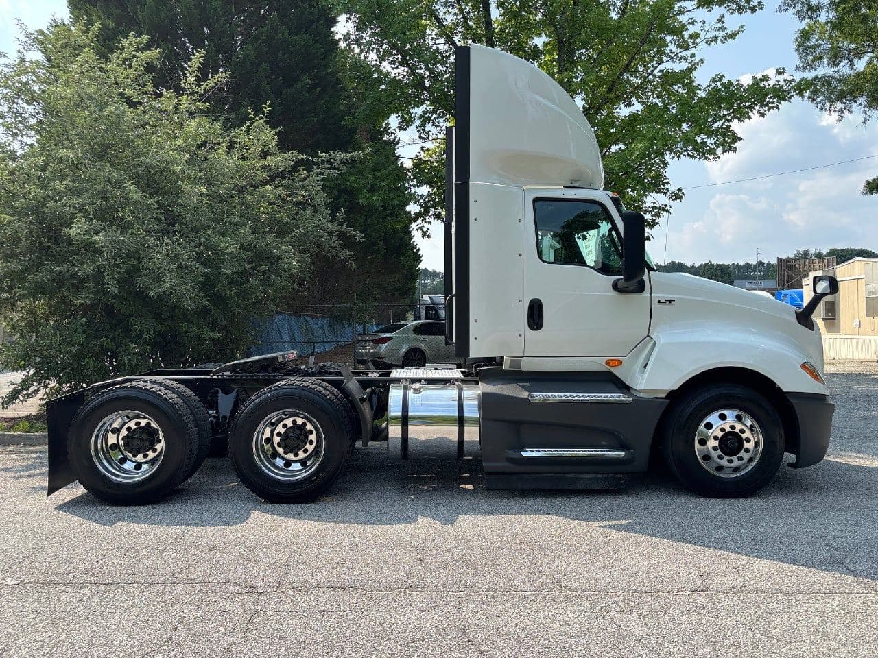 2020 International LT625 image 2