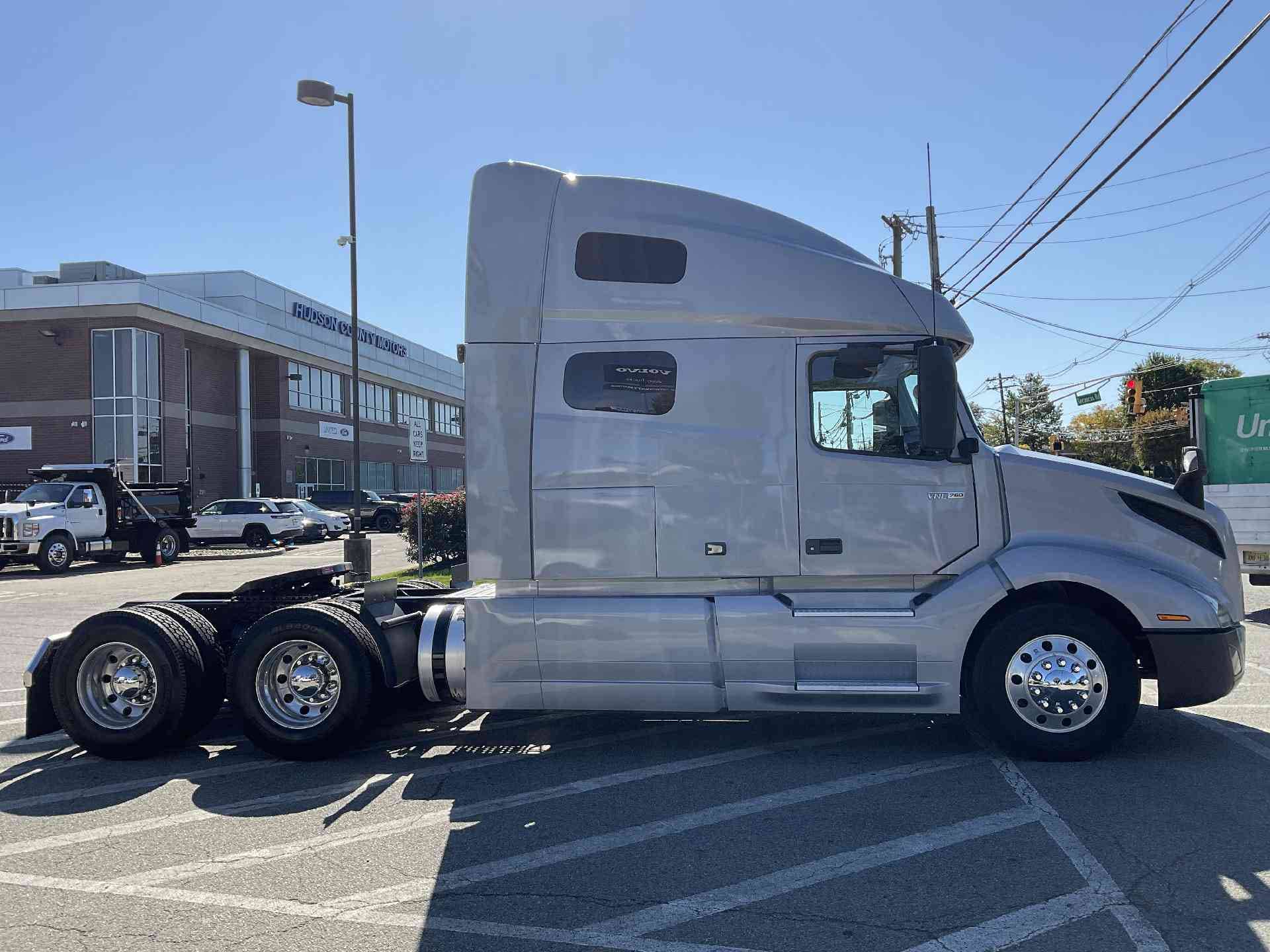 2021 Volvo VNL image 8