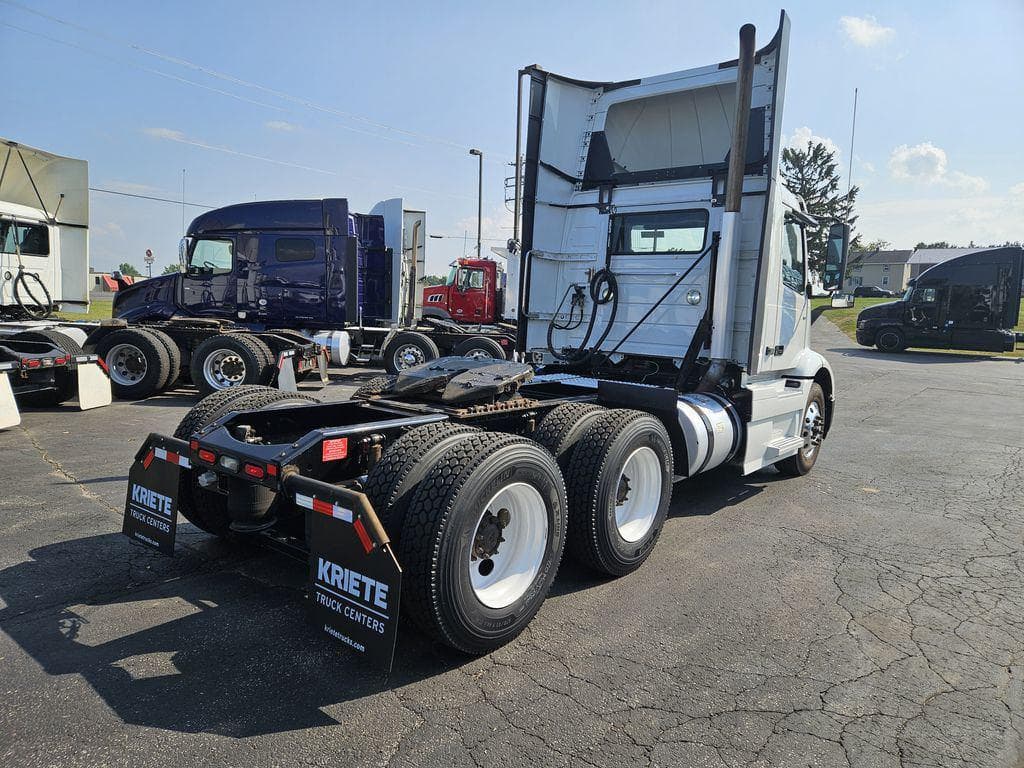 2020 Volvo VNR image 5