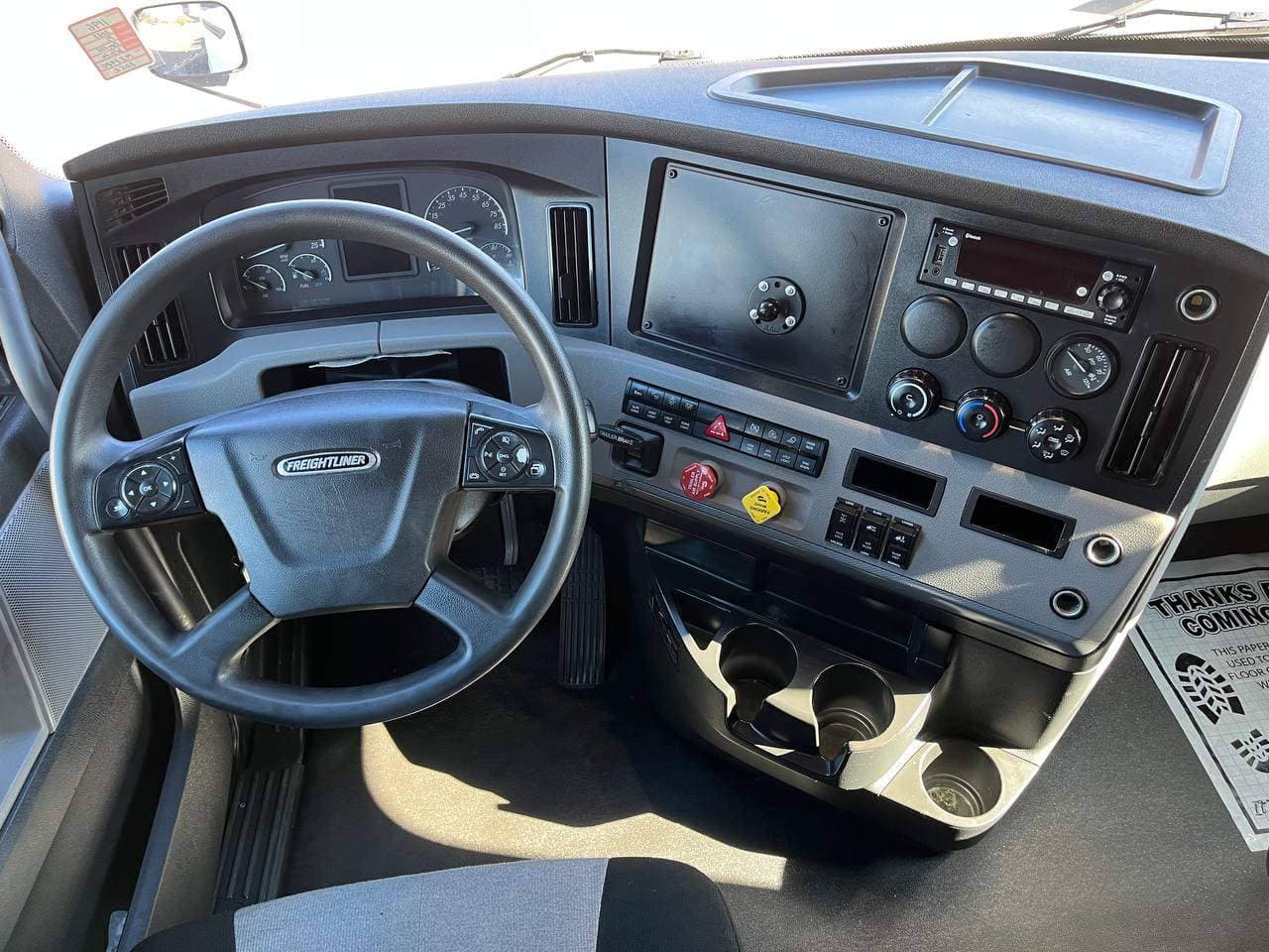 2022 Freightliner Cascadia image 12