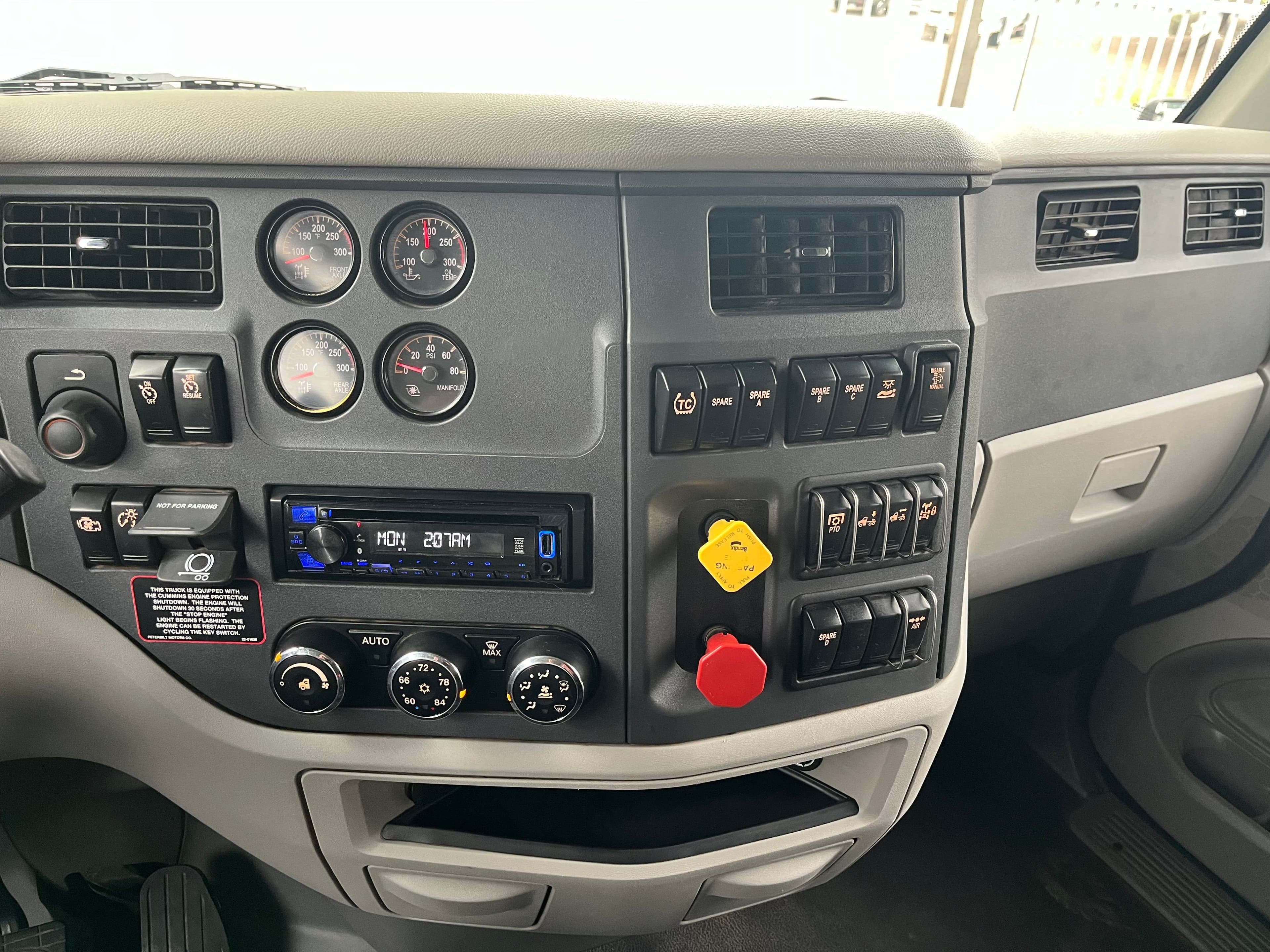 2021 Peterbilt 567 image 8