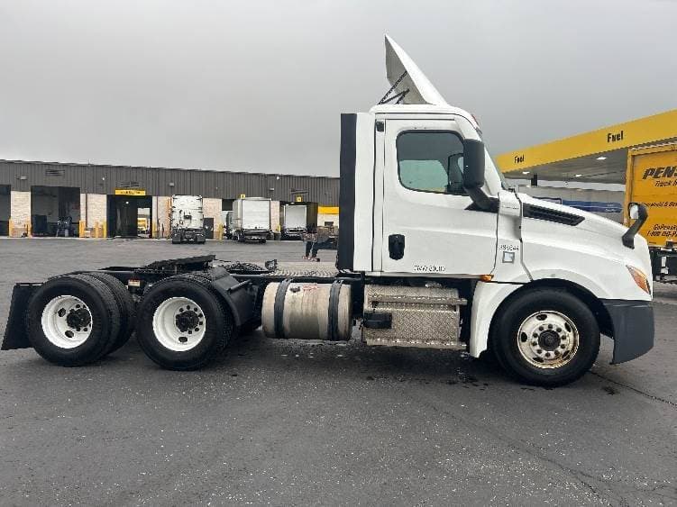 2021 Freightliner Cascadia image 8