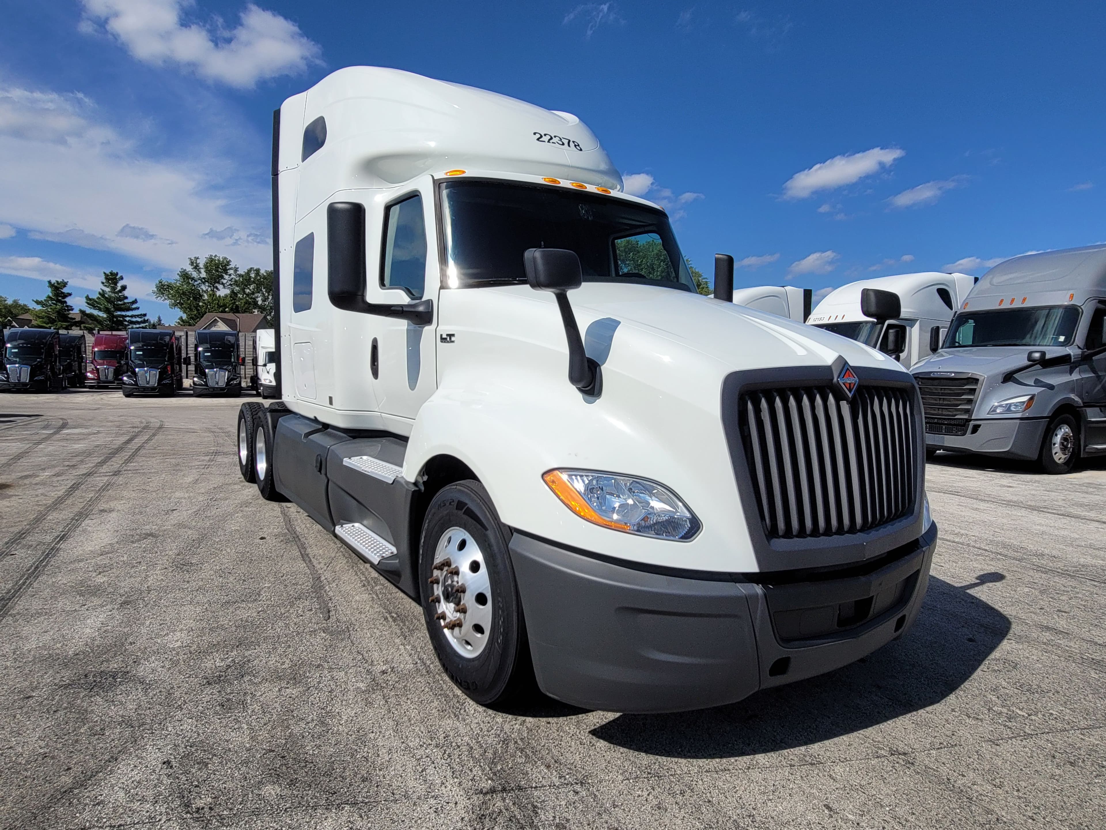 2022 International LT625 image 5