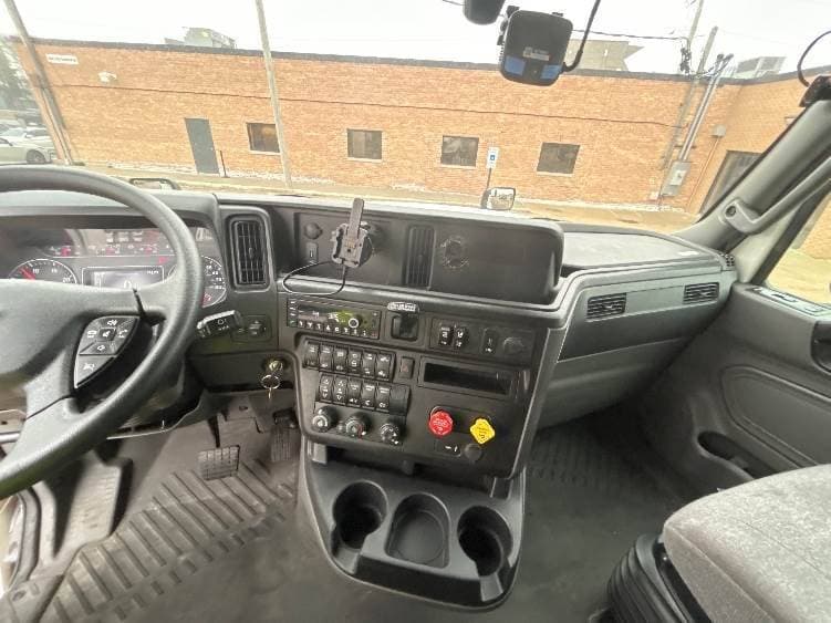 2023 International LT62F image 5