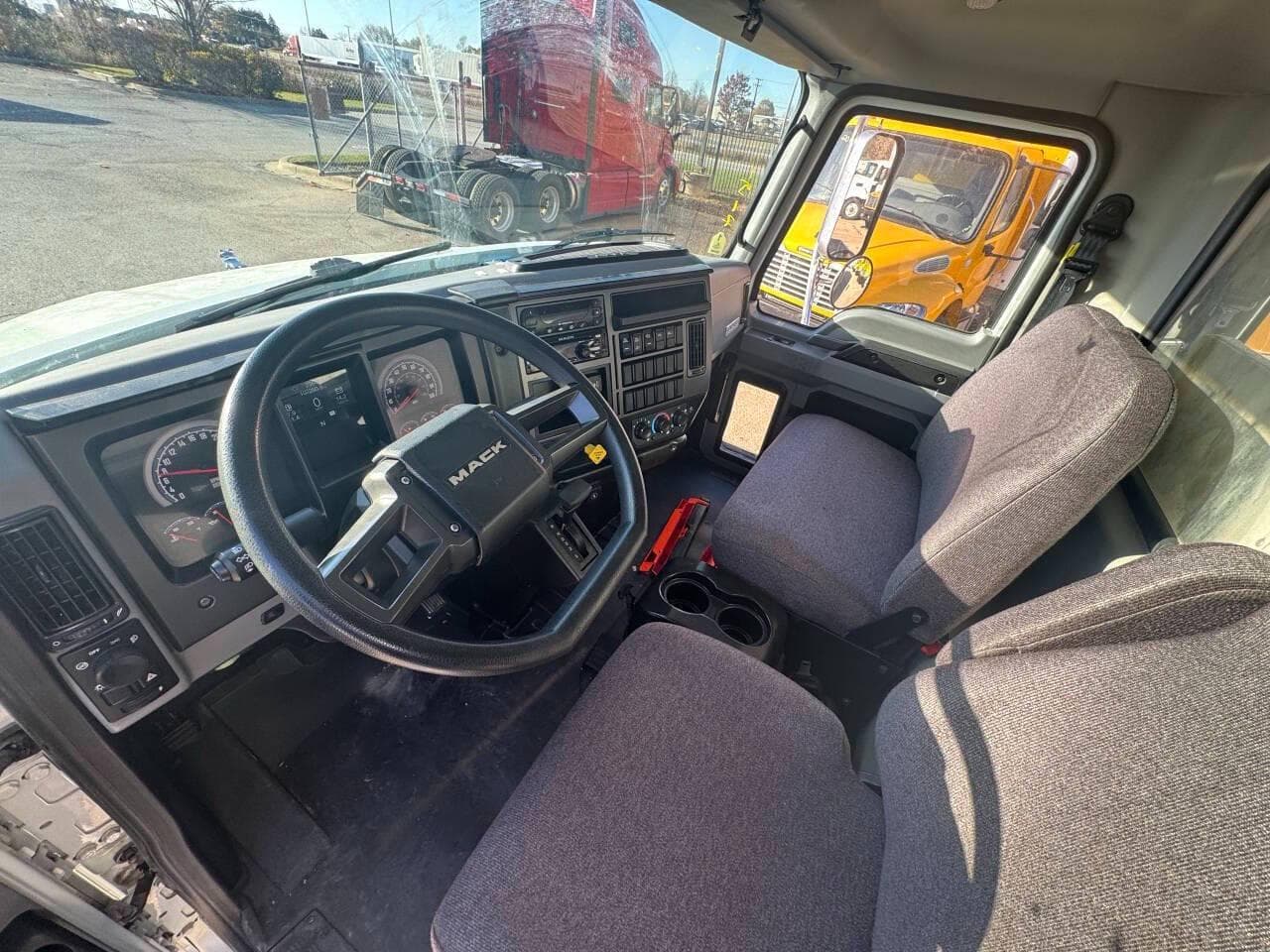 2021 Mack MD6 image 10