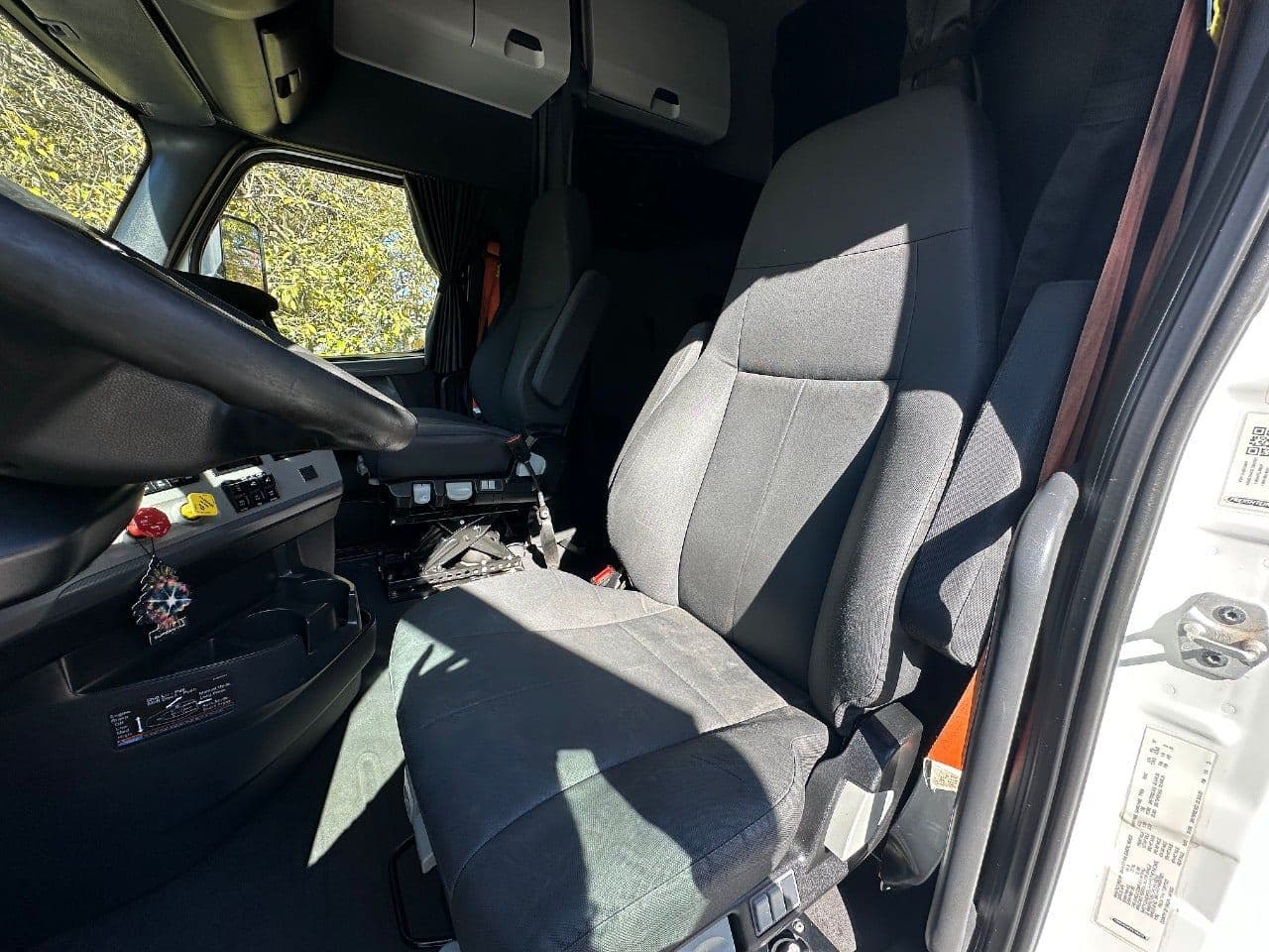 2019 Freightliner Cascadia 126 image 20