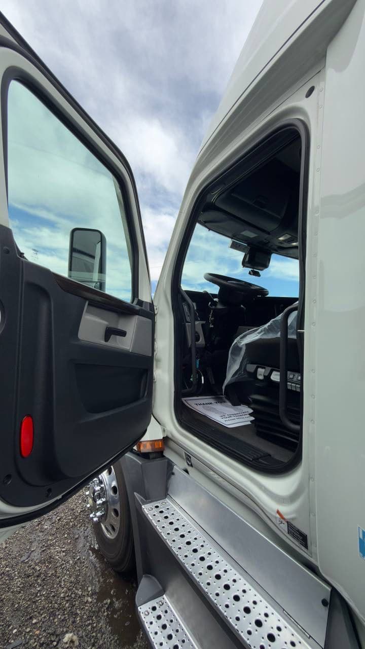 2020 Freightliner image 4