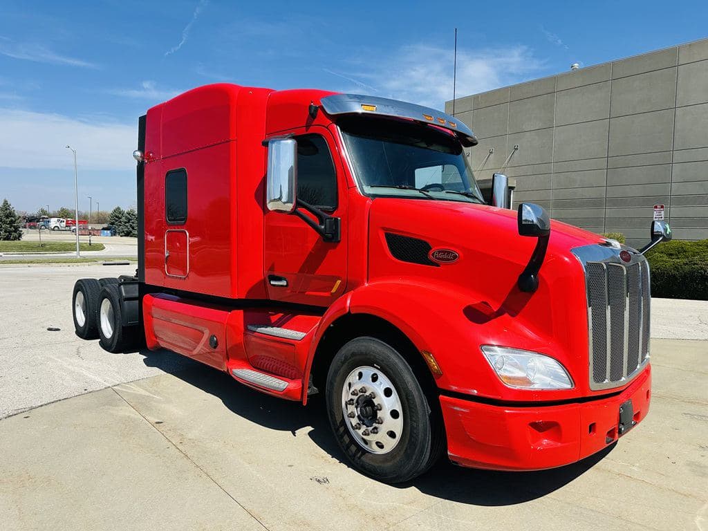 Used 2022 PETERBILT 579 image 1