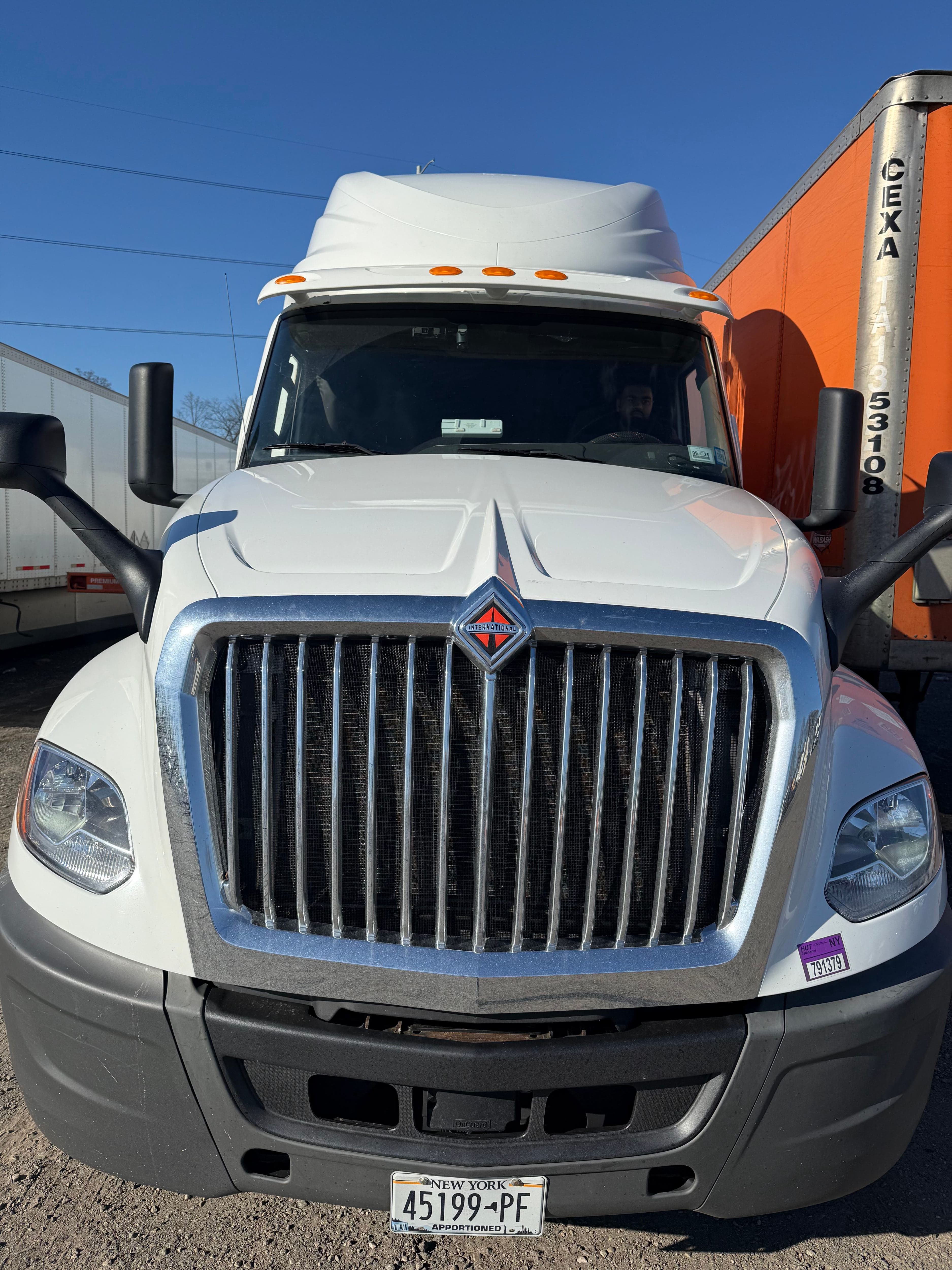 2019 International LT625 image 8