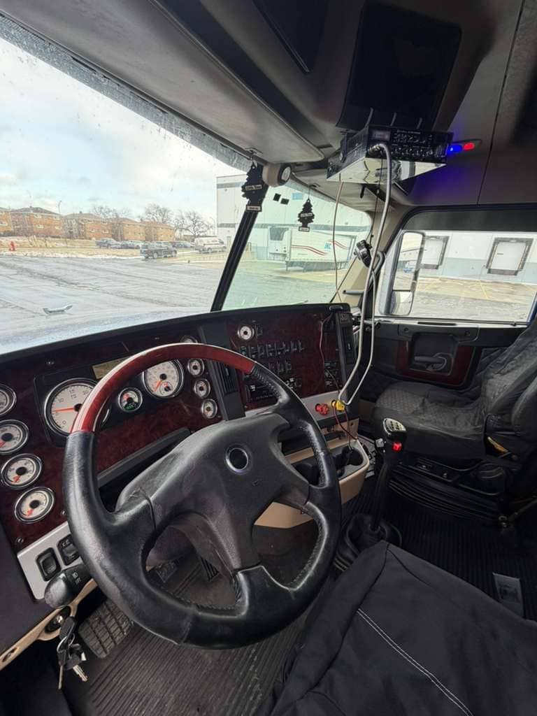 2021 Freightliner SD122 image 15