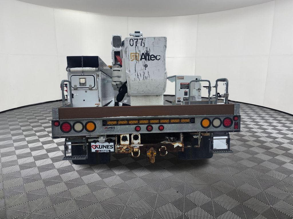 2009 Ford F-550SD XLT DRW image 7
