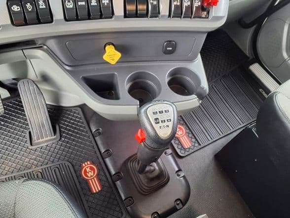 2020 Kenworth T880 image 16