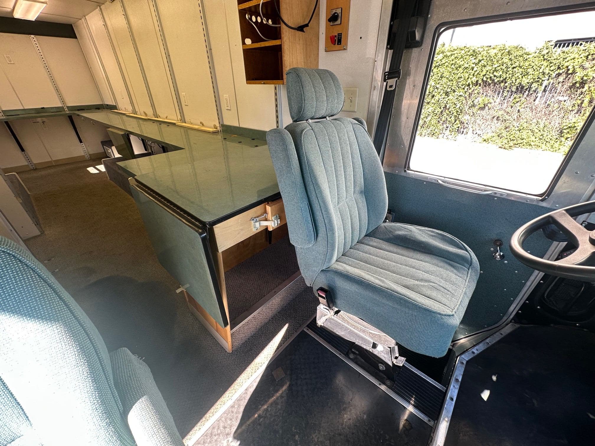 2002 WORKHORSE Step Van with Handicap Lift image 37