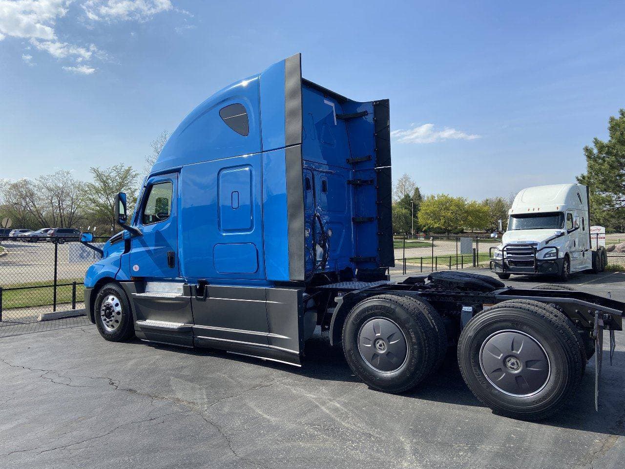 2022 FREIGHTLINER Cascadia CA126 ** Tandem Axle Sleeper image 7