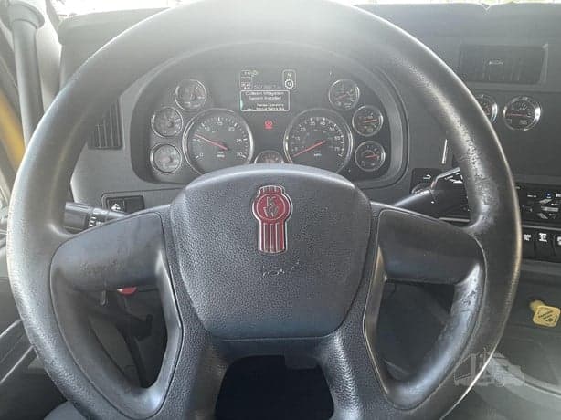 2021 Kenworth T680 image 10