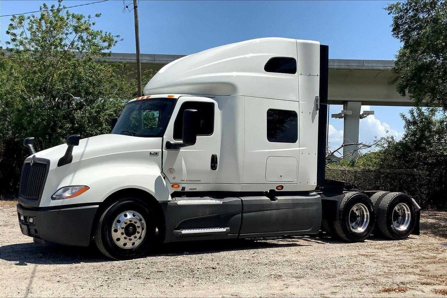 2021 International LT625 image 2