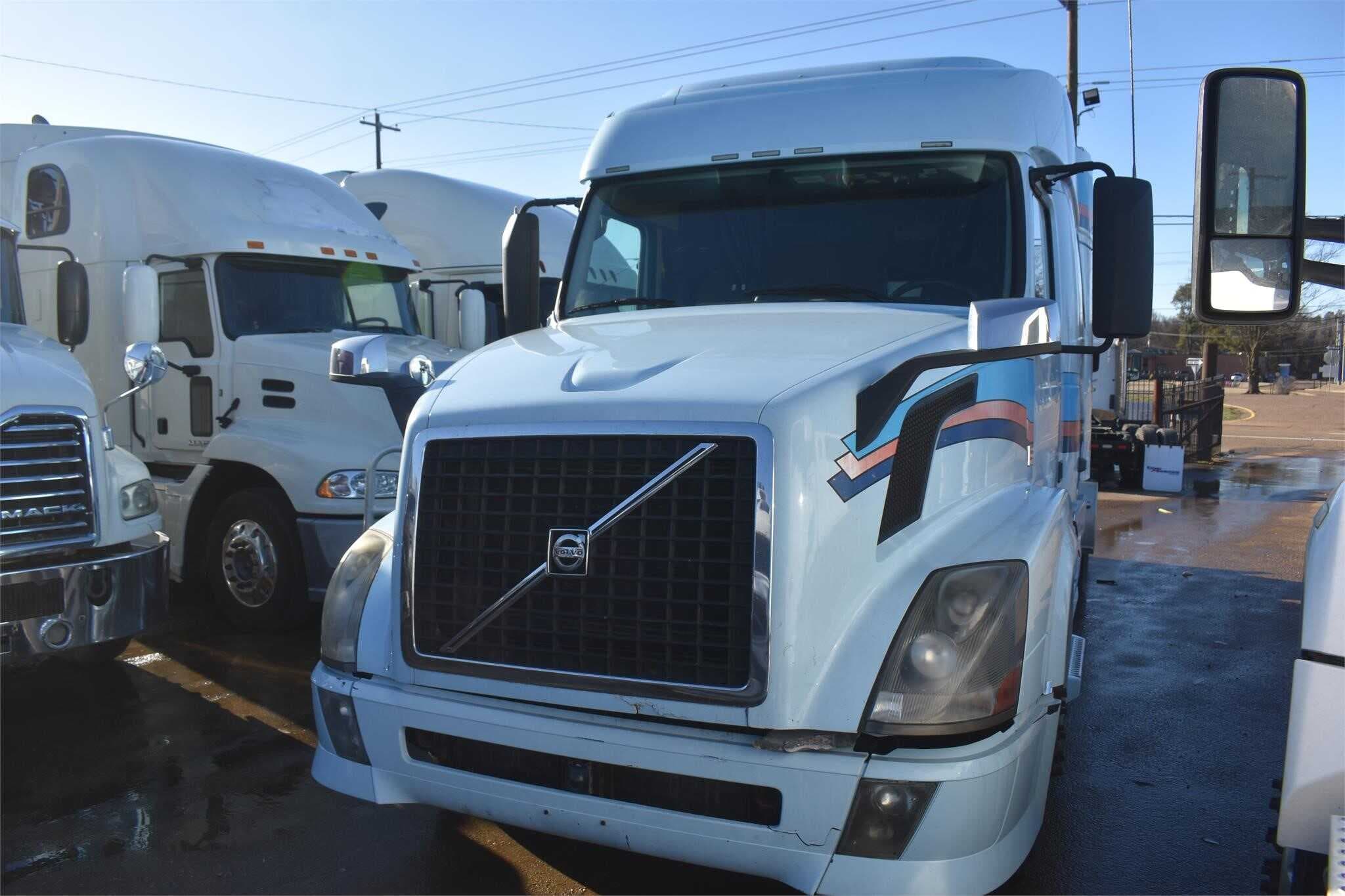 2013 Volvo VNL670 image 2