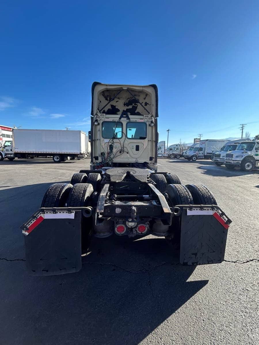 2016 Freightliner Cascadia 125 Day Cab Truck - 475HP, 12 Speed Automatic image 5
