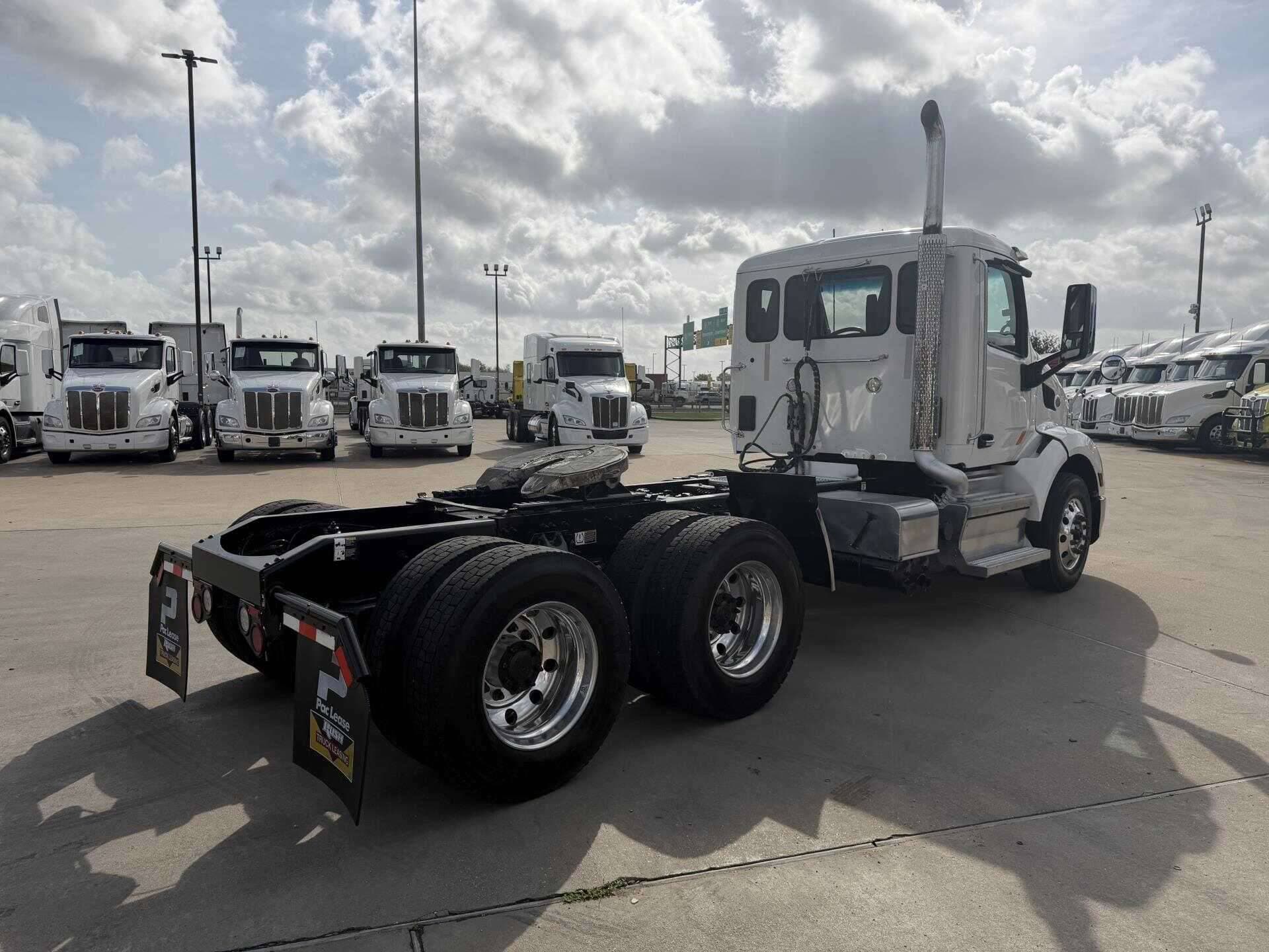 2021 Peterbilt 579 image 3