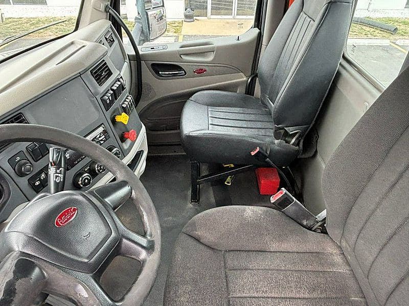 2021 Peterbilt 579 image 10