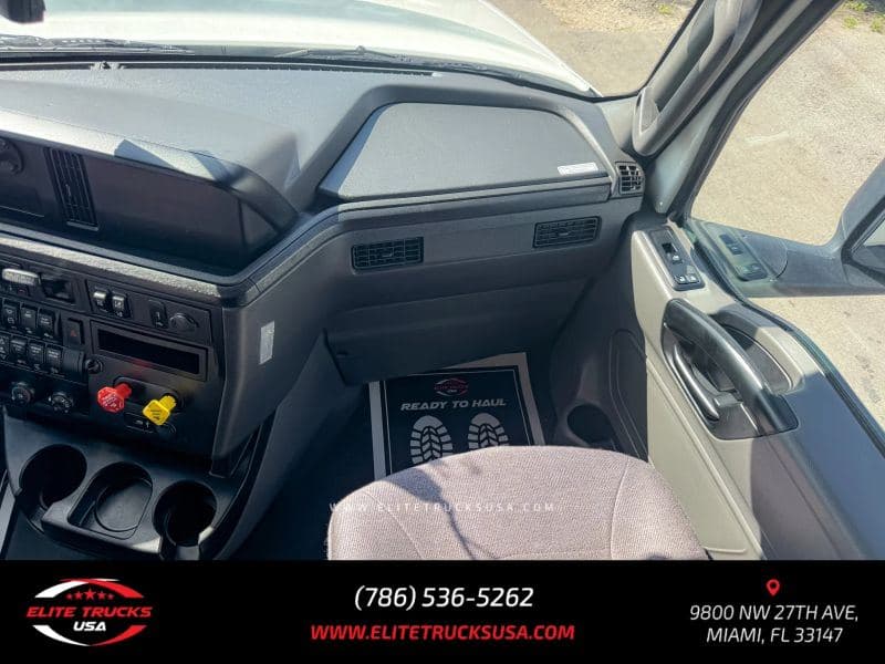 2022 International LT625 image 17