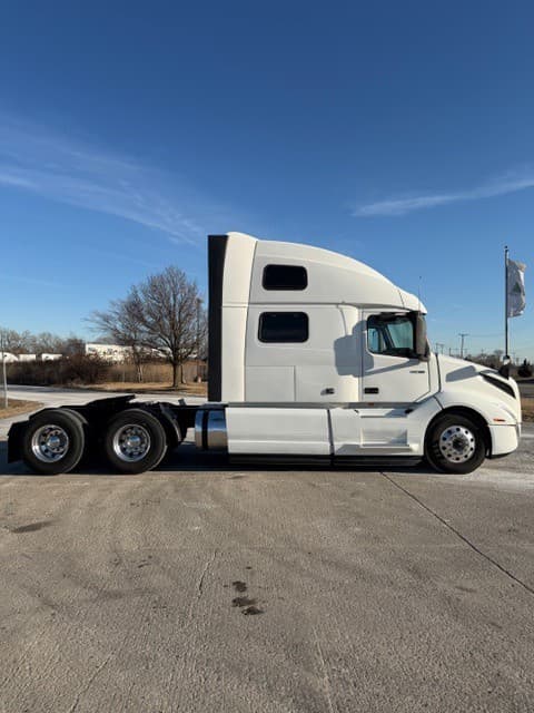 2024 Volvo VNL image 11