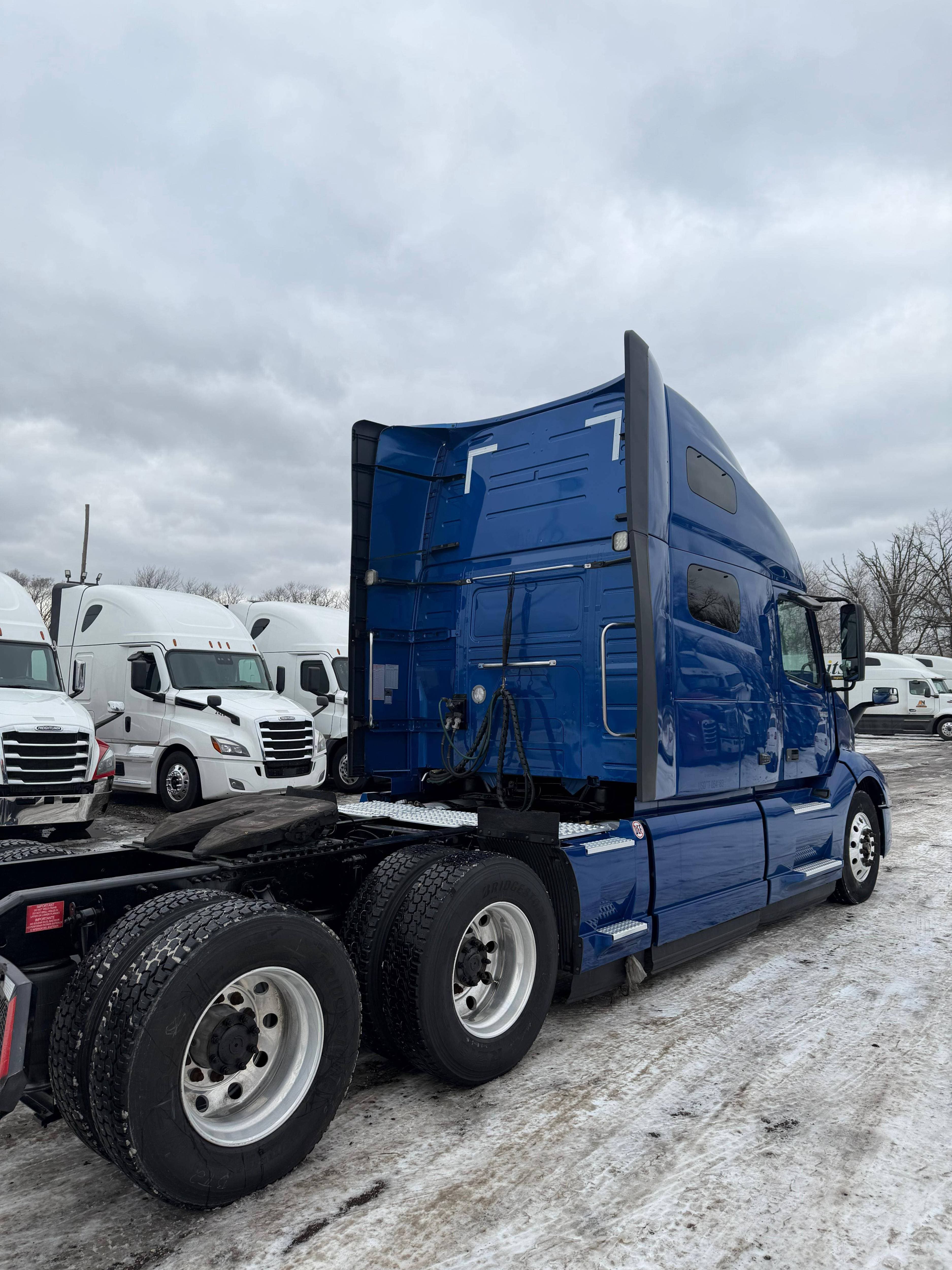 2021 Volvo VNL image 3