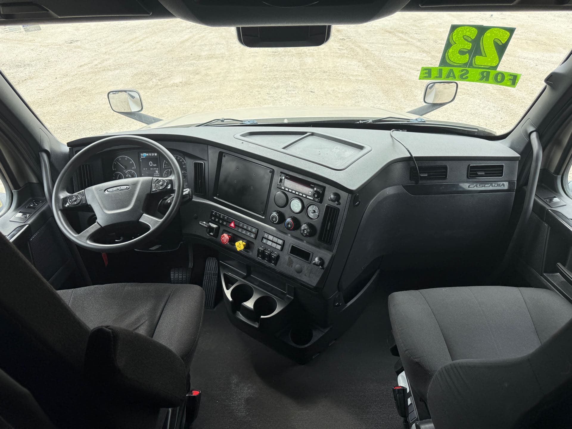 2023 Freightliner - 301k - 455HP - Virgin Tires! image 15