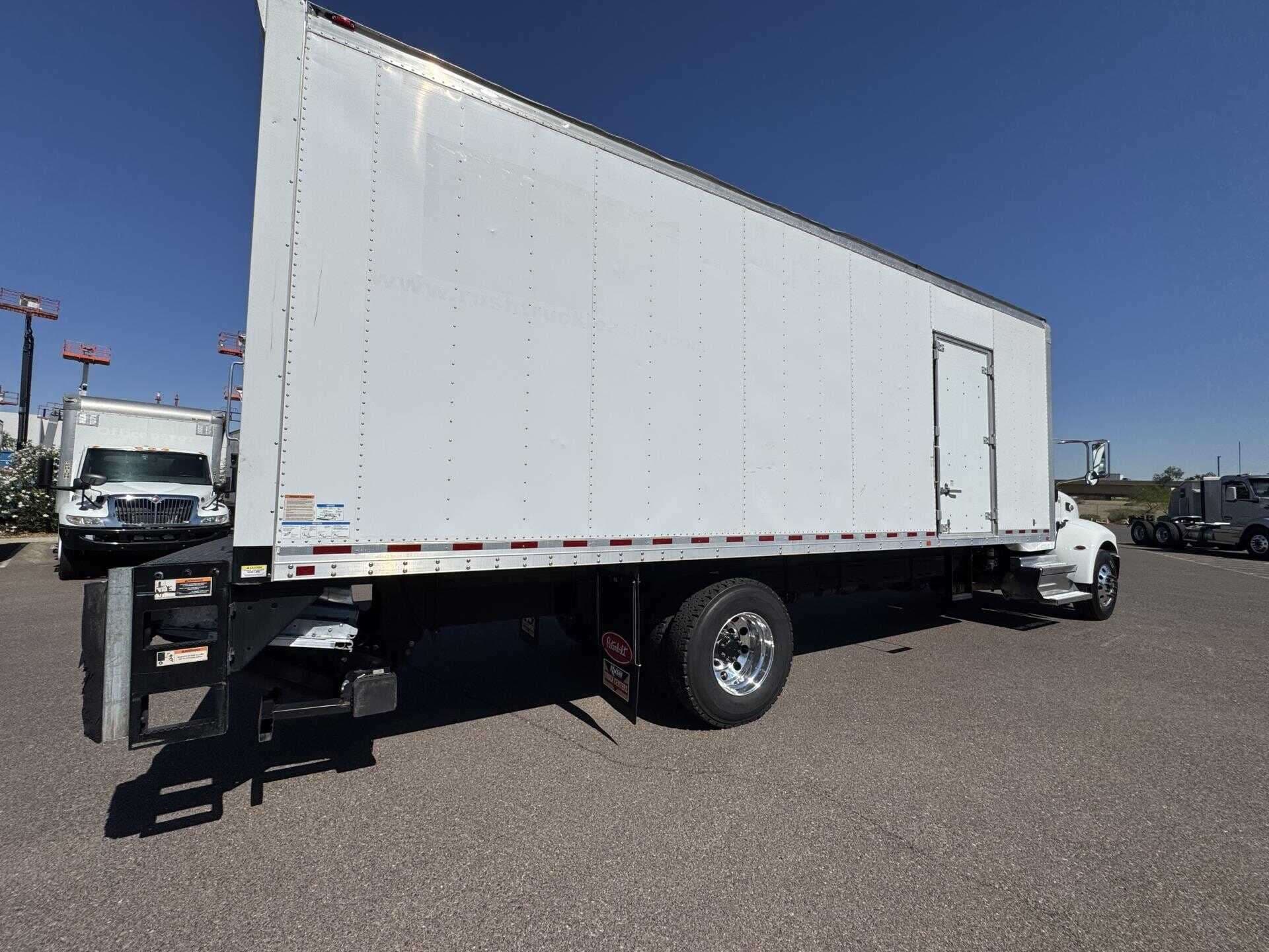 2019 Peterbilt 337 image 4