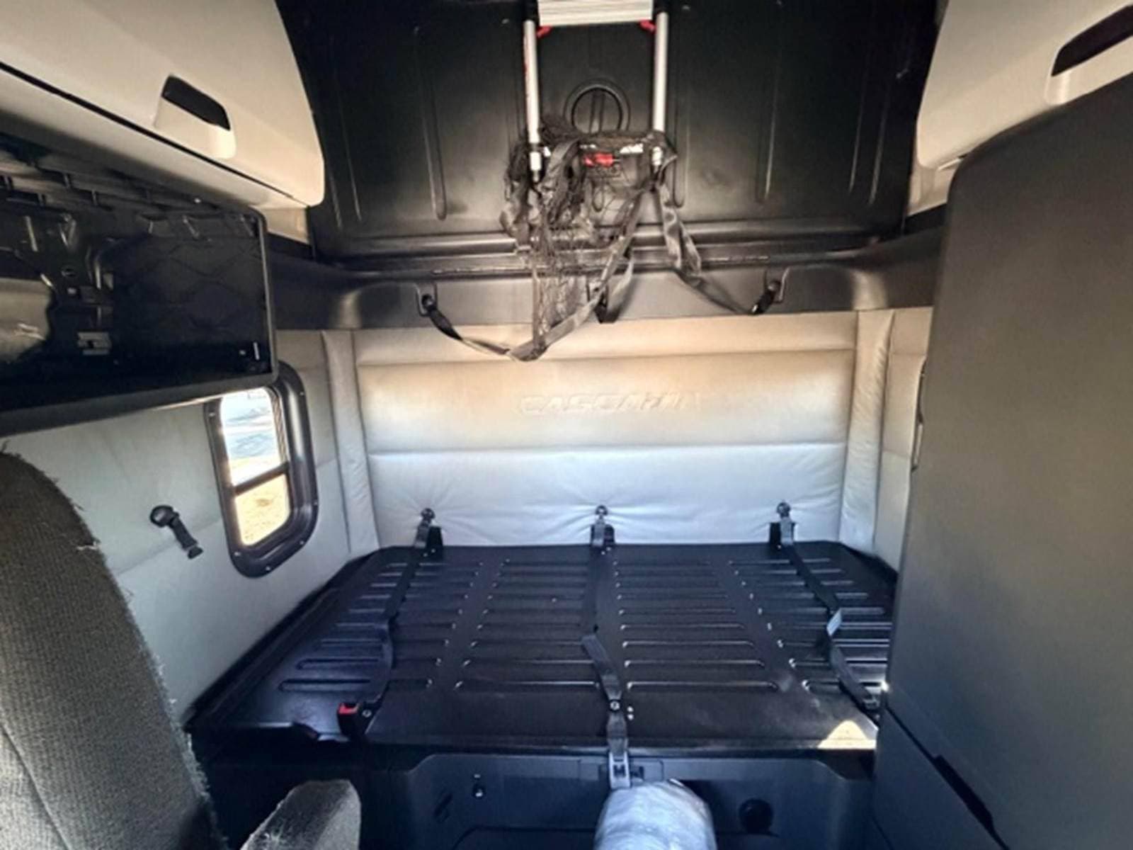 2022 Freightliner Cascadia 125 Sleeper Semi Truck - 72" Raised Roof Sleeper, Detroit 455HP, Automatic image 8