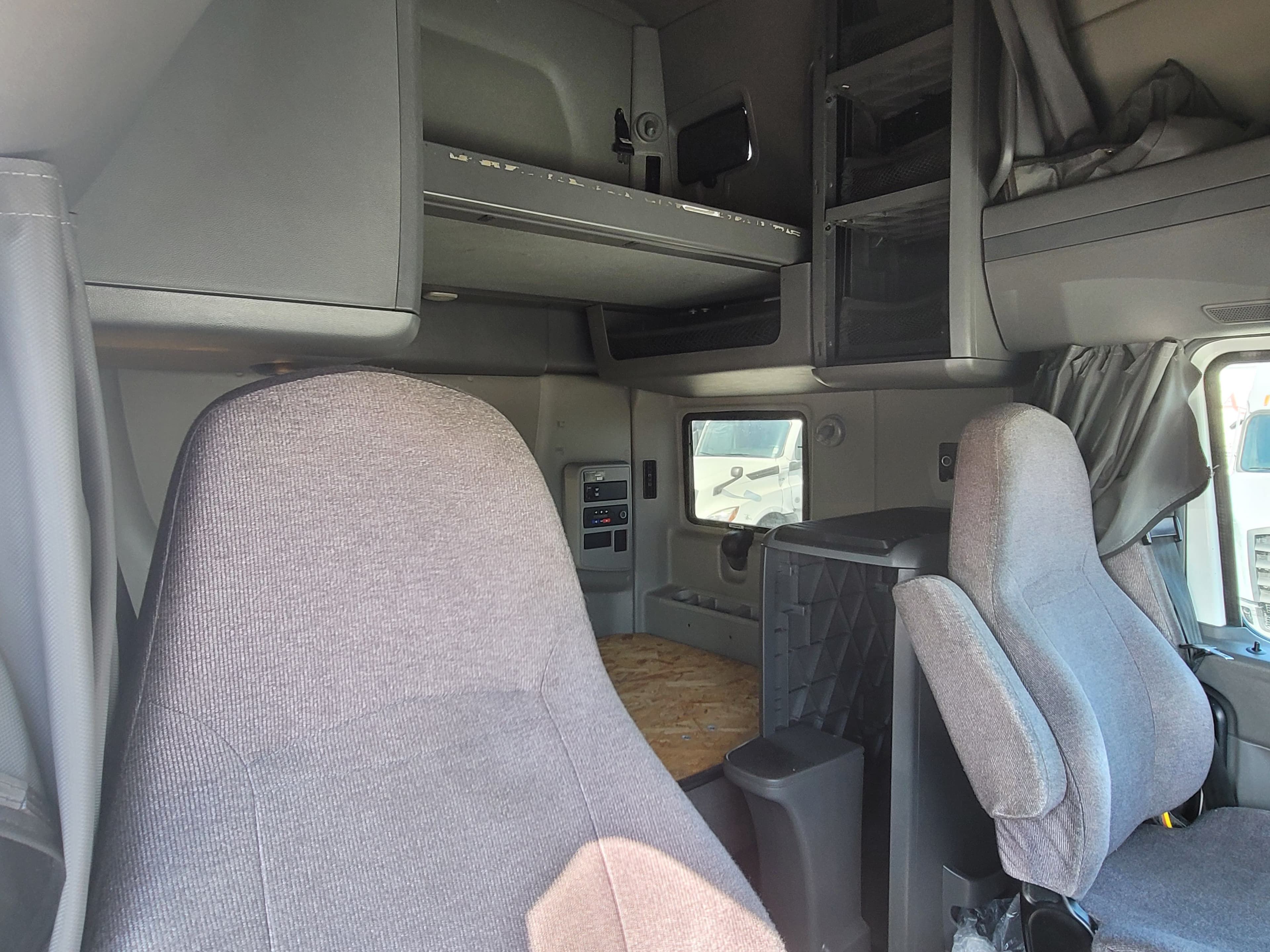 2022 International LT625 image 9