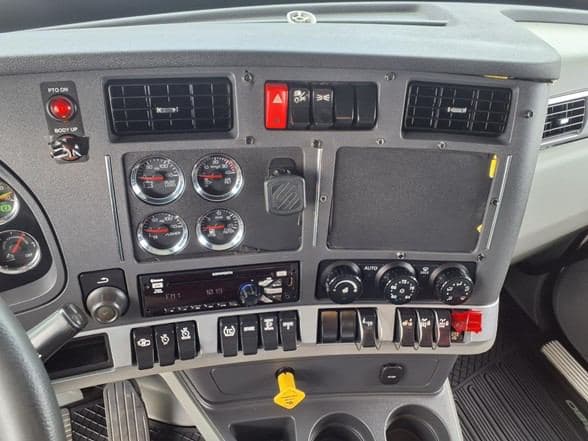 2020 Kenworth T880 image 15