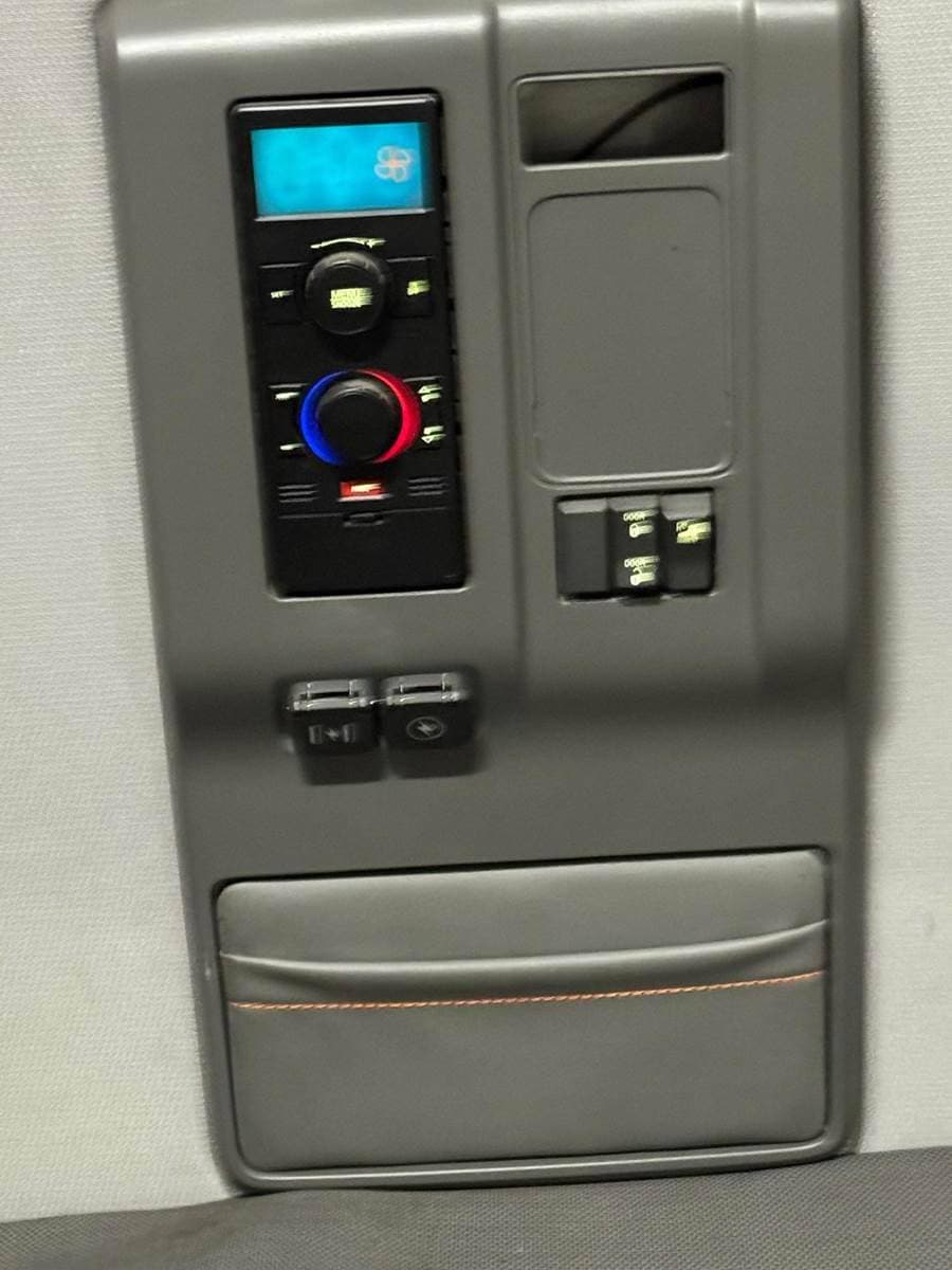 2023 Volvo VNL image 10