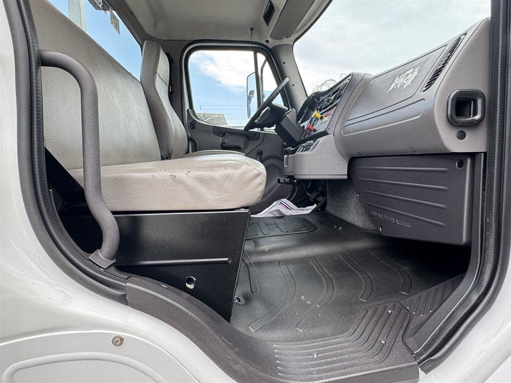 2018 Freightliner M2-106 image 56